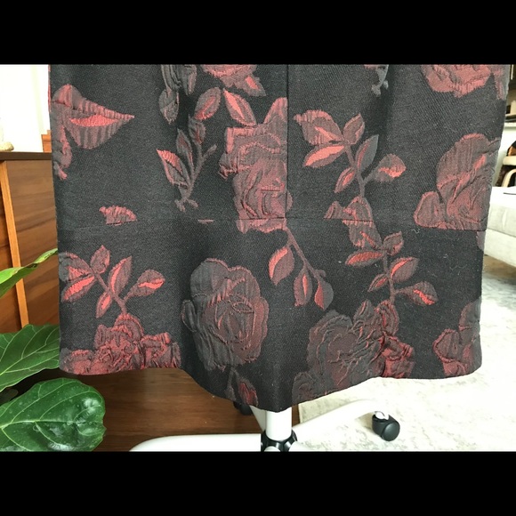 Ann Taylor Brocade Burgundy Pencil Skirt Size 4P - Picture 3 of 6